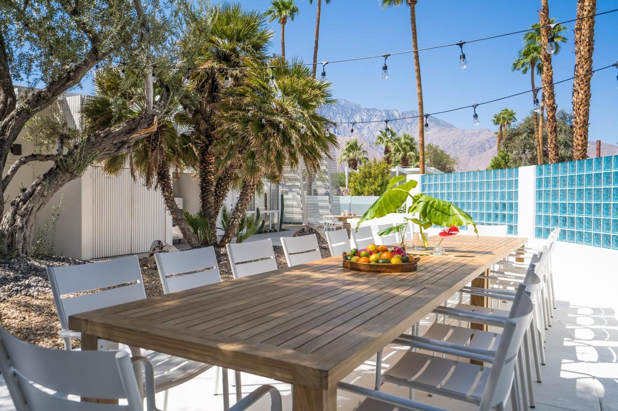 The Monkey Tree Hotel Buyout By Avantstay Entire Hotel Buyout Funky Rooms W Modern Amenities Palm Springs Exterior photo